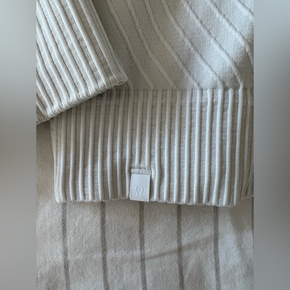 Rest Less Pullover in White Size 6 - Picture 8 of 8